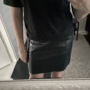 Kjol  - Skinnkjol från H&M. Helt oanvänd, prislapp finns kvar. Nypris 250 kr.