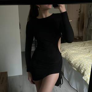 Jättesnygg svart klänning med cutout! Från Angelica blick x nakd