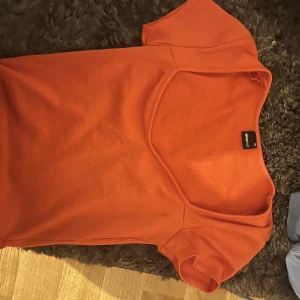 topp - röd topp från gina. 
