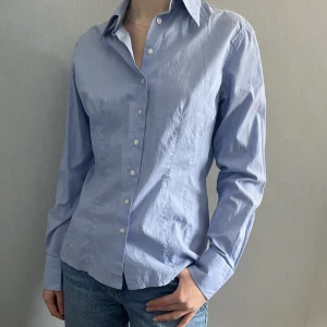 Blå skjorta - Classic skjorta med bra passform. Inga fläckar