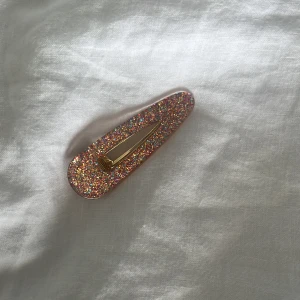 Sött hårspänne  - Glittrigt och guldigt 