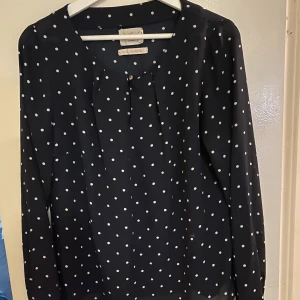 Prickig blus  - Prickig blus från Lindex i bra skick stl 38