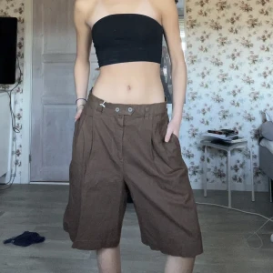 Shorts  - Säljer dessa bruna baggy chinos shortsen! Retro och jättehäftiga. Det är ett lätt tyg. 🤍det står att de är 34 men jag skulle säga att dem är närmre en 38. 
