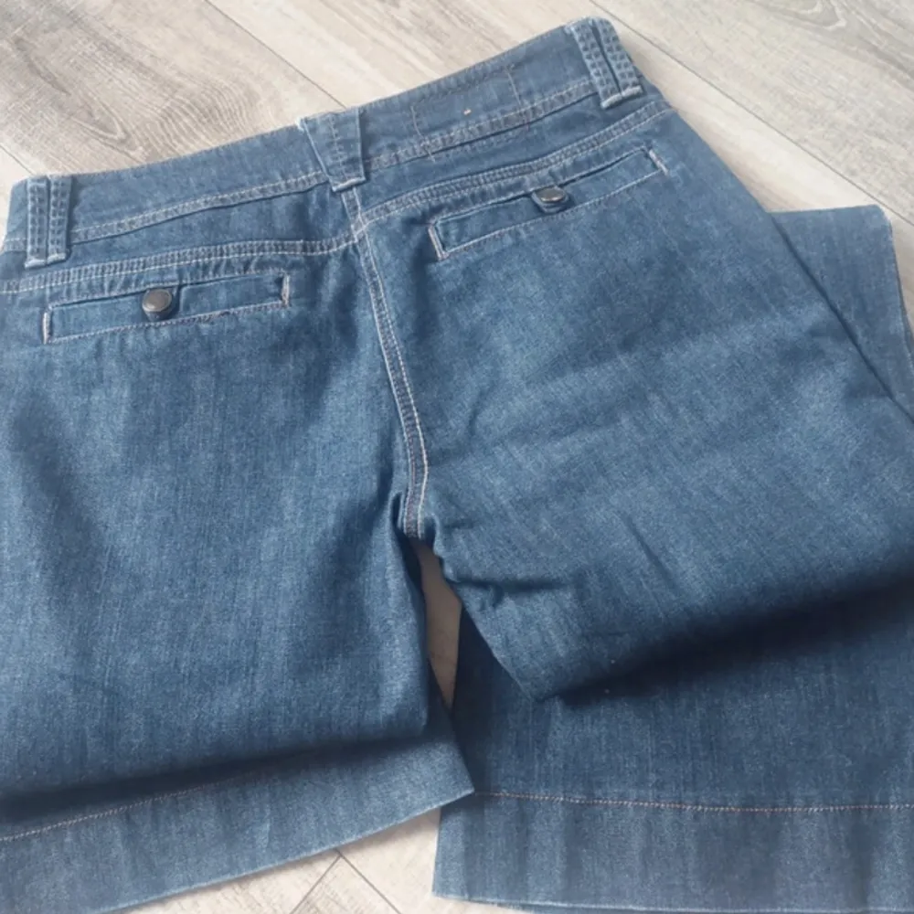 Skit snygga Lågmidjade bootcut jeans med snygga fickor! Måste tyvärr sälja dessa då dom är försmå för mig. Väldigt synd men hoppas att någon annan kan ha dom! 💕 . Jeans & Byxor.