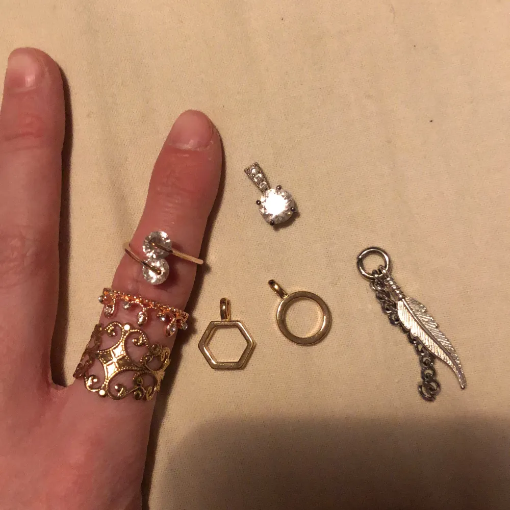 Diamant hänger i äkta silver Allt 100kr Alla ringar 45kr st S ca 16-17  Hängen 30kr Äkta silver 75kr Kolla in min sida för mer smycken/ kläder m.m✨😇. Accessoarer.