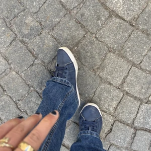 Snekers - Säljer dessa perfekt mörkblå vår sneakers! Säljer då dem tuvärr var för små🫶🏻ändast andvända 2 gånger🥰❤️‍🔥 från märket U&me🫶🏻