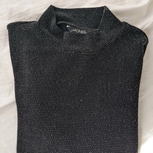 Glittrig meshtop - Glittrig meshtop från Monki, silver på svart