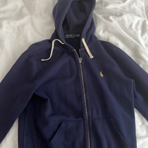 Ralph lauren kofta - RL kofta, st S, knappt använd då den var liten på mig Har även byxorna i S också ifall man vill ha hela tracksuiten
