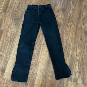 Högmidjade svarta jeans med slits! Dessa jeansen har använts alldeles för lite eftersom de varit för stora. De är verkligen fina och hoppas att de ska komma till användning hos någon annan!😍