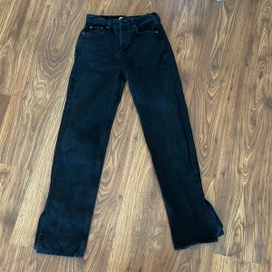 Högmidjade svarta jeans! - Högmidjade svarta jeans med slits! Dessa jeansen har använts alldeles för lite eftersom de varit för stora. De är verkligen fina och hoppas att de ska komma till användning hos någon annan!😍
