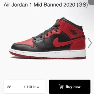 Air Jordan 1  - Säljer mina air Jordan 1 som jag fick 2021 som tyvärr inte kommit till användning. Därav är dom fortfarande i ett mycket fint skick och knappt creasade vilket syns på bild 3. Originalbox medföljer och digetalt ”kvitto” finns. Hör av dig vid frågor💕💕