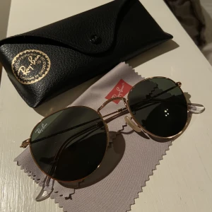 RAY-BAN SOLBRILLO - Round metal rayban  Inga repor inget att anmärka! 700 sek