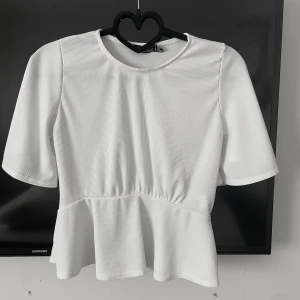 Supersöt topp - Vit supersöt topp från boohoo  Storlek xs/s