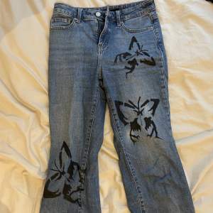 Lite bootcut jeans med fransiga ändar! Har även målat dit fjärilarna med akrylfärg, tvättåligt!🦋🦋