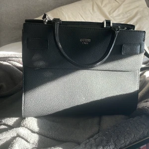 Guess väska - Jätte fin guess väska Har knappt används  Skriv för mer bilder 💞 Den är ganska stor, den är äkta  