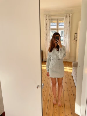 Jeans klänning - Ljusblå jeansklänning från Mango. Felfri