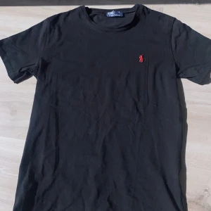 Polo Ralph Lauren  - Svart Polo Ralph Lauren T-shirt i storlek S som är helt oanvänd. Säljer då den inte passade mig. Pris kan diskuteras vid snabb affär 