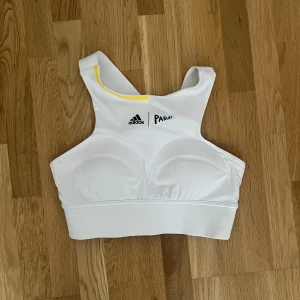 Sporttopp/ Sport topp - Sporttopp, använd endast en gång och kommer inte till användning, därav priset.