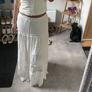 Kjol - Kjolen har inga fläckar eller skador 💕är 170 cm lång