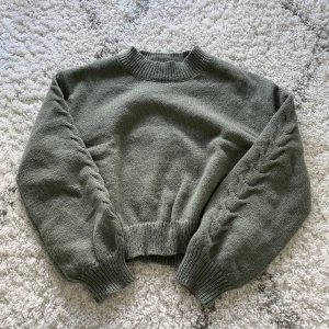 Stickad tröja  - Säljer den då jag aldrig använt den och den inte är min stil. Kontakta gärna om du har nån fråga💕