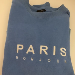 Tröja  - Blå tröja med tryck oanvänt, pris kan diskuteras