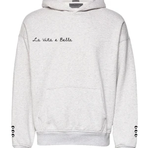 Hoodie Med Broderade Detaljer - Grå hoodie med broderade svarta detaljer. Från mitt eget märke! PRESALE!