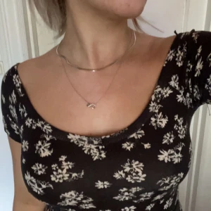 Klänning - Så himla fin klänning med jättefin u-ringning🫶🏼 tyvärr kommer den inte till användning och har därför inga defekter. Har fått denna av en vän, men märket är ginatrocot💗slutar strax innan knäna 