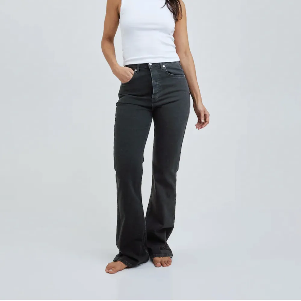 Säljer mina favorit jeans från bikbok då de blivigt lite för korta för mig som är 173. Dma mig för fler bilder!❤️ Nypris 600kr. Jeans & Byxor.