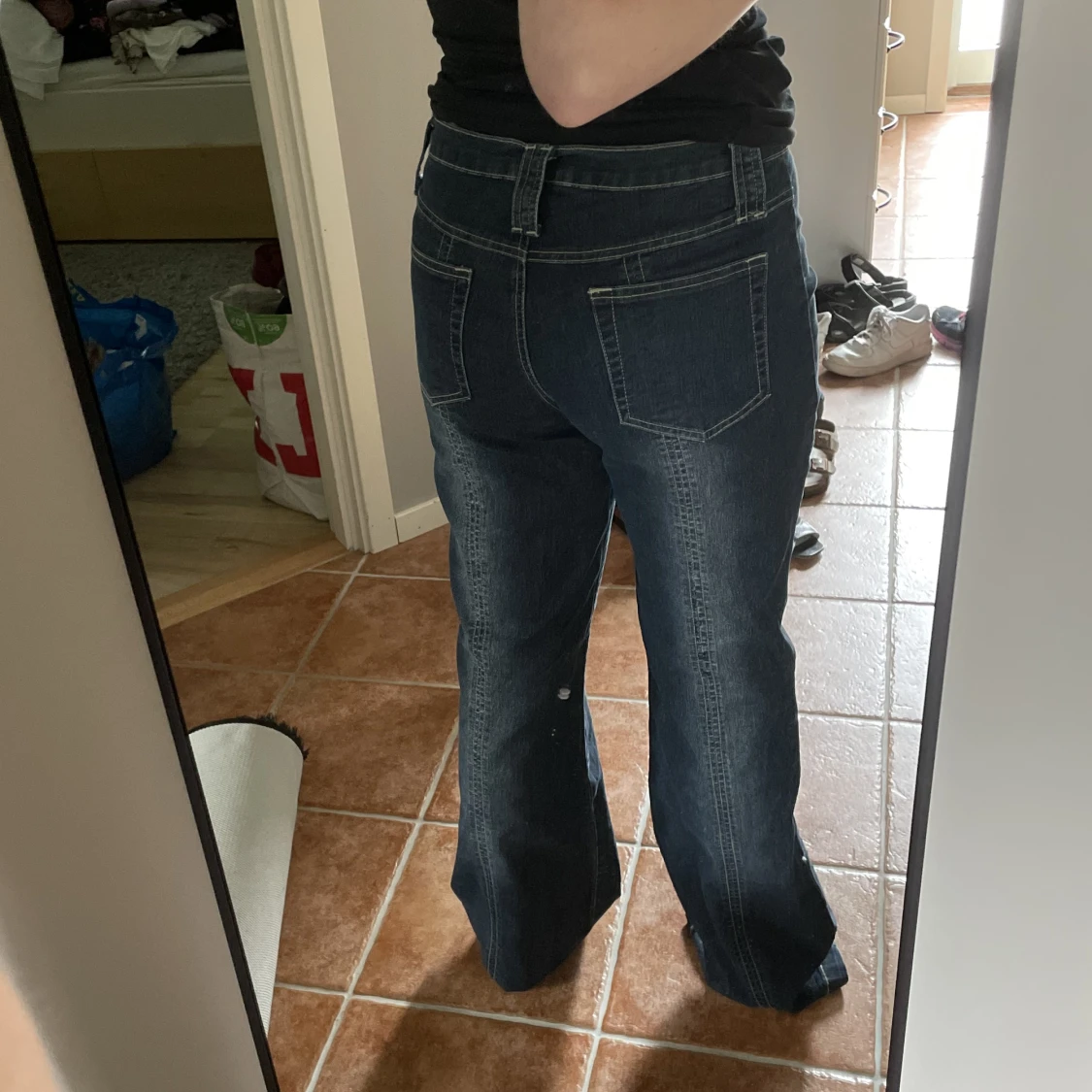 Bootcutjeans med unik färgdetalj - 91