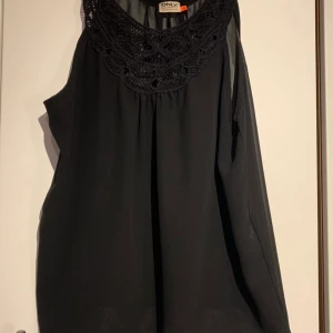 Linne - Ett svart linne från Vila, fin spets runt kragen och axlarna, lätt i tyget 