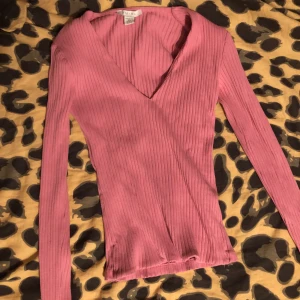 Rosa långärmad tröja - Aldrig använt. Väldigt stretchig så passar nog även fler storlekar