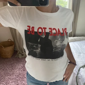 Vit t-shirt med tryck - Vit T-shirt från ginatricot