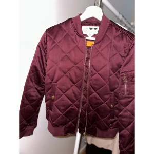 Bomberjacka - Röd bomberjacka från Junkyard. 