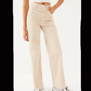 Manchester byxor - Jättesköna raka manchesterbyxor från H&M!💗 Säljer för att de blivit för små, när de passade mig var det bra i längden och jag är 177 cm! Har använt en del men fortfarande fint skick!!💗