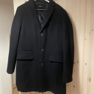 Rock i ull från magasin  - Aldrig använd rock från magasin i ullblandning. Storlek M. 