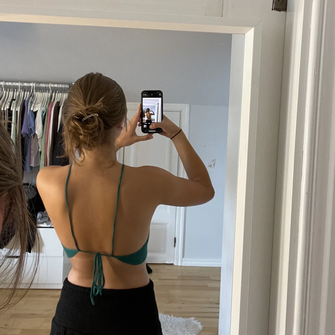 Grön topp med knytning i ryggen  - 90