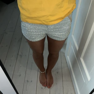 Kostymshorts - Snygga kostymshorts i skitsnyggt ljusblått mönster med guld i. Hade verkligen varit snygga om de passade mig bättre, storlek s på dessa o de är lite för små för mig.❤️