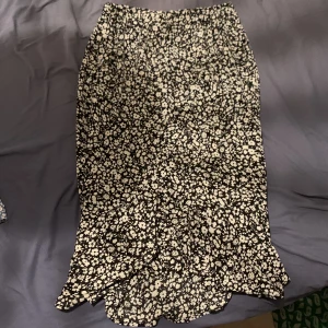 Volangkjol  - En fin Volangkjol som passar perfekt till sommaren🤩🙌🏼 Använd typ 10 gånger och är som ny❣️