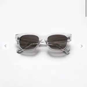 Säljer Chimi solglasögon i 07 grey. Orginallåda, förpackning, dustbag och duk kommer med solglasögonen. Mycket bra skick endast använda fåtal gånger då de är lite för stora för mig💙