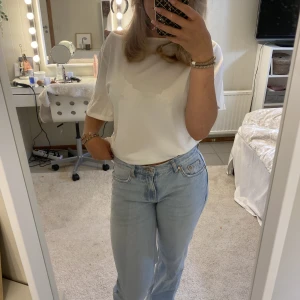 Ljusblå lågmidjade jeans från Gina tricot - Helt oanvända jeans då jag köpte i en storlek för stort och inte hann lämna tillbaks dem. De är i utmärkt skick och nypriset från butik är 499 kr. Jag säljer dem för 350 men priset kan givetvis diskuteras.