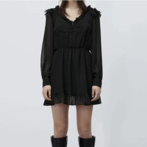 Svart klänning  - Svart klänning i lite mesh tyg i ärmarna. Klänningen är köppt på zara och är i storlek S💕 i mycket fint skick!!!