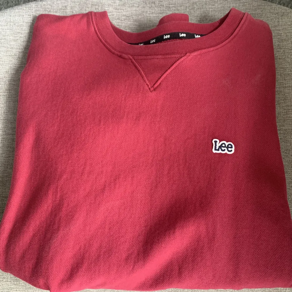 En röd Lee tröja i storlek S och i en normal passform. Tröjor & Koftor.