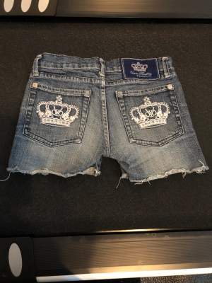 Grymma jeansshorts stl 26 Victoria Beckham  Lågmidjade Pris 150 kr plus porto