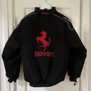 Vintage ferrari jacka - Vintage Ferrari jacka köpt från etsy. Sitter oversized om man har storlek M. Använd 1 gång och säljs för den inte används 🌸 köpt för  1 099kr