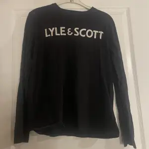 långärmad tshirt från lyle & scott, använd mycket förut men fortfarande i rätt bra skick. stl står 14-15 år men det är ungefär S.