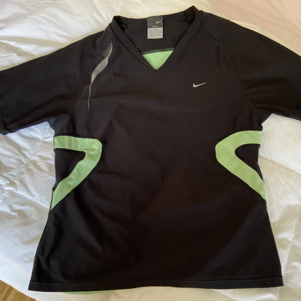 En skitcool 90s sport-tröja från Vintage Nike 💚 Svart med grön rygg och grönt på sidorna, super-stretchig och skön 🥰 Storlek L/40-42 men funkar på 44 också med stretch. Superfint skick! . T-shirts.