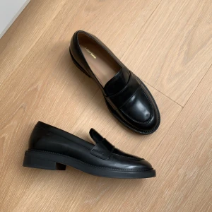 Other Stories loafers - Storlek 39. Endast använd en gång vid kort tillfälle annars helt perfekt skick. Nypris 1100 