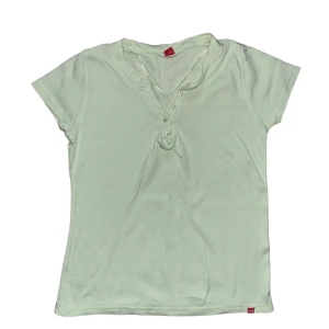 Lime grön top - Köpt från secondhand, skick: 8/10! Skriv om du har frågor eller vill se fler bilder!