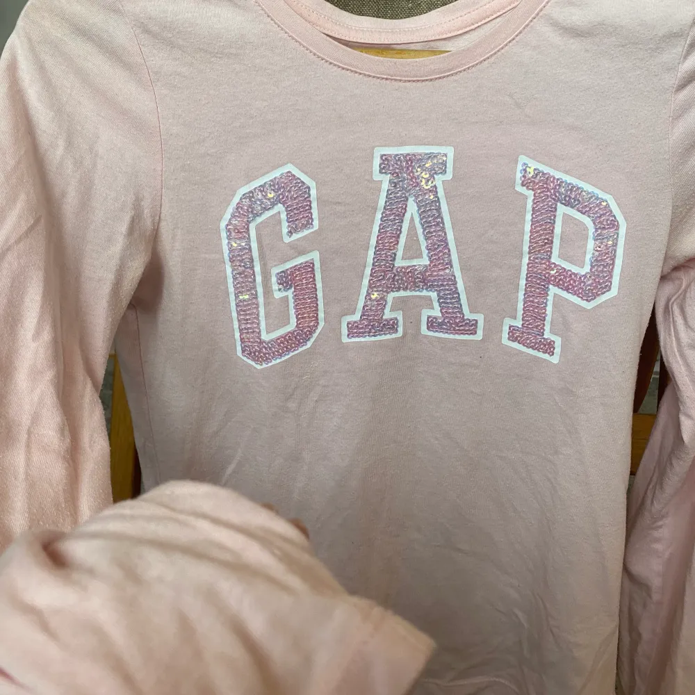 En jättefin långärmad gap tröja men paljetter på gap bokstäverna. En fin rosa färg. Använd ett fåtal gånger.. Tröjor & Koftor.