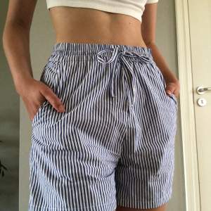 Helt nyköpta shorts från H&M Klassiska randiga short utan fläckar eller skador på något sätt,luftigt material perfekt för sommaren och de har stora bra fickor! Säljer dem för att jag redan har ett par liknande men tog bort prislappen lite för tidigt😊 